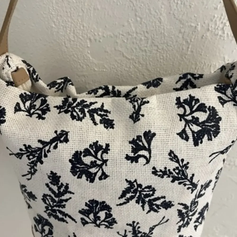 Vera Bradley Navy White Botanical Coral Woven Straw Hobo Bucket Bag Tan Trim EUC